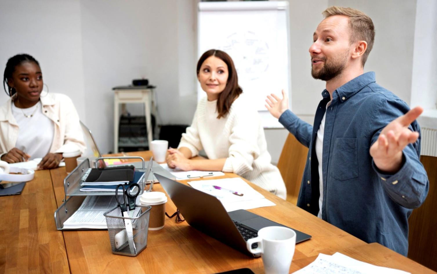 Studenten arbeiten gemeinsam an Finanzanalysen
